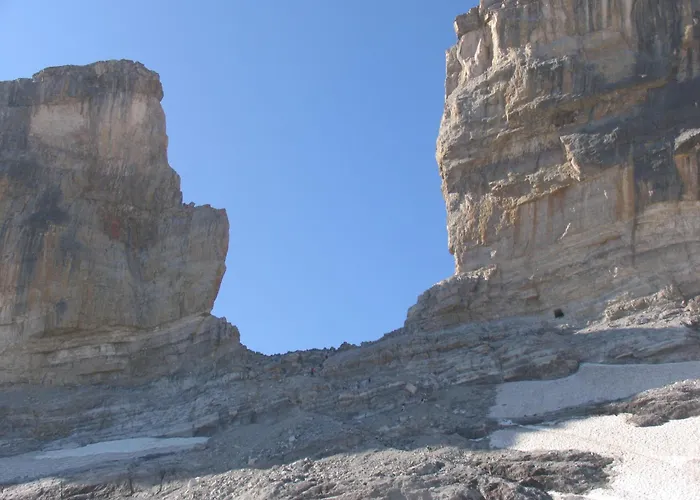 Russell Hotell Torla